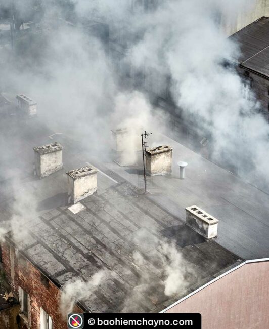 Theo quy định hiện nay thì các nhà chung cư, nhà tập thể phải mua bảo hiểm cháy nổ bắt buộc nhà chung cư để đảm bảo an toàn và giảm thiểu rủi ro khi xảy ra hỏa hoạn, cháy nổ.